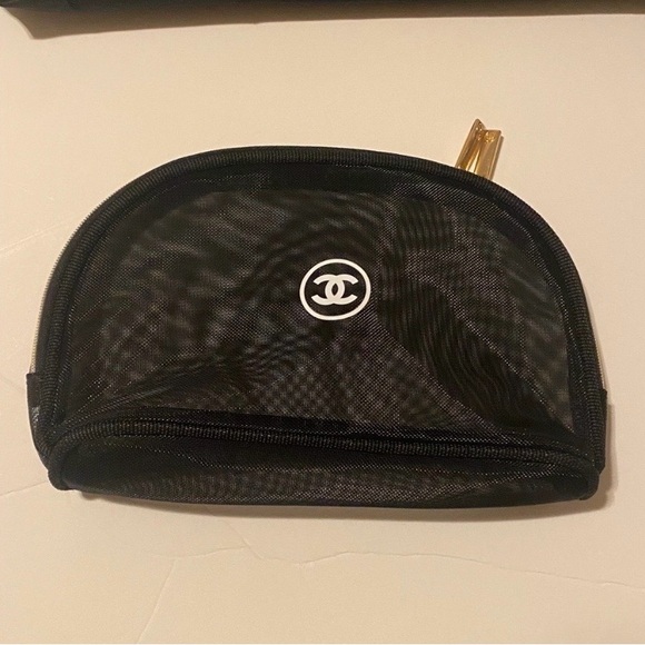 CHANEL
Chanel Mesh tote Bag included
Makeup Pouch - Picture 6 of 13